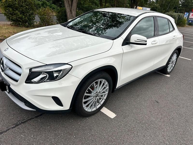 Weiß Gebraucht 2015 Mercedes GLA180 SUV | 13.200 € (Fairer Preis) - Bild 1/4
