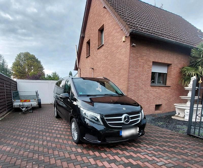 Schwarz Gebraucht 2017 Mercedes V220 Edition Van / Kleinbus | 27.500 € (Superpreis) - Bild 1/4