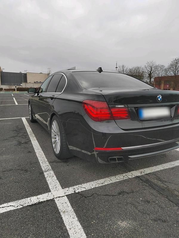 Second-hand BMW 740 313 CP (230 kW) 2013 Negru Berlinǎ