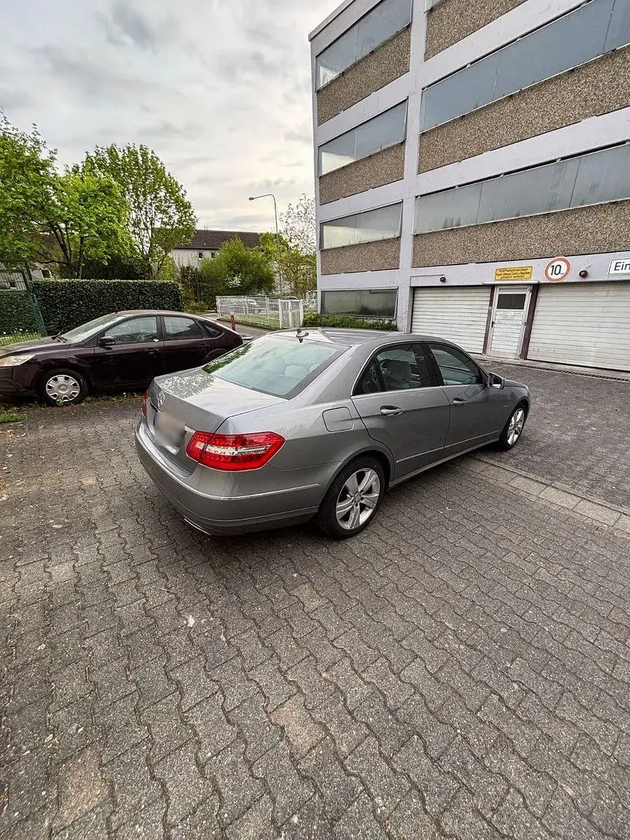 Gebraucht Mercedes E220 Elegance 170 PS (125 kW) 2012 Silber Limousine