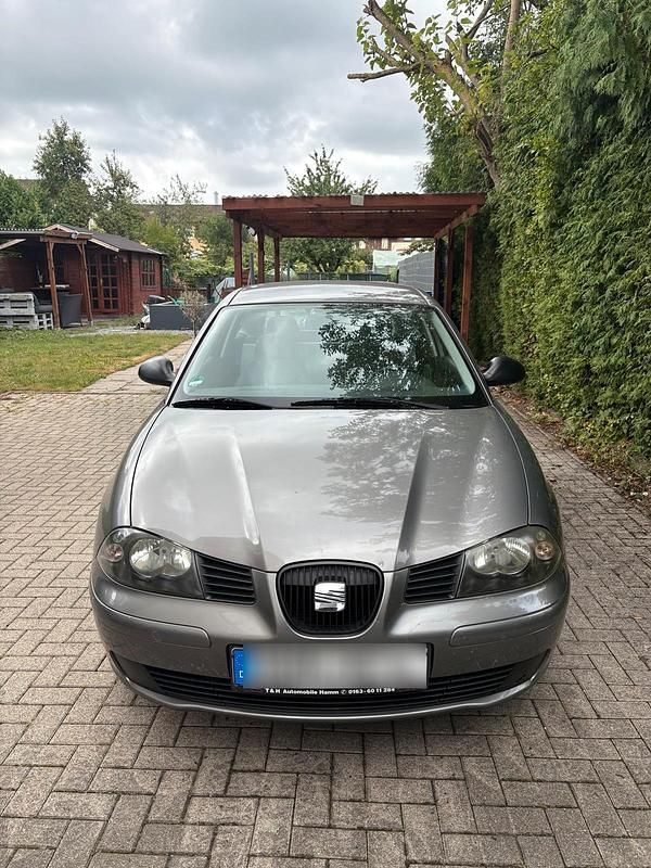 Grau Gebraucht 2002 Seat Ibiza Kleinwagen | 700 € (Superpreis) - Bild 1/4