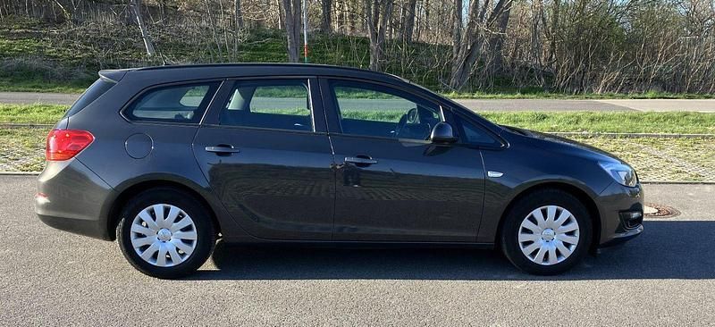 Gebraucht Opel Astra Selection 116 PS (85 kW) 2015 Grau Kombi