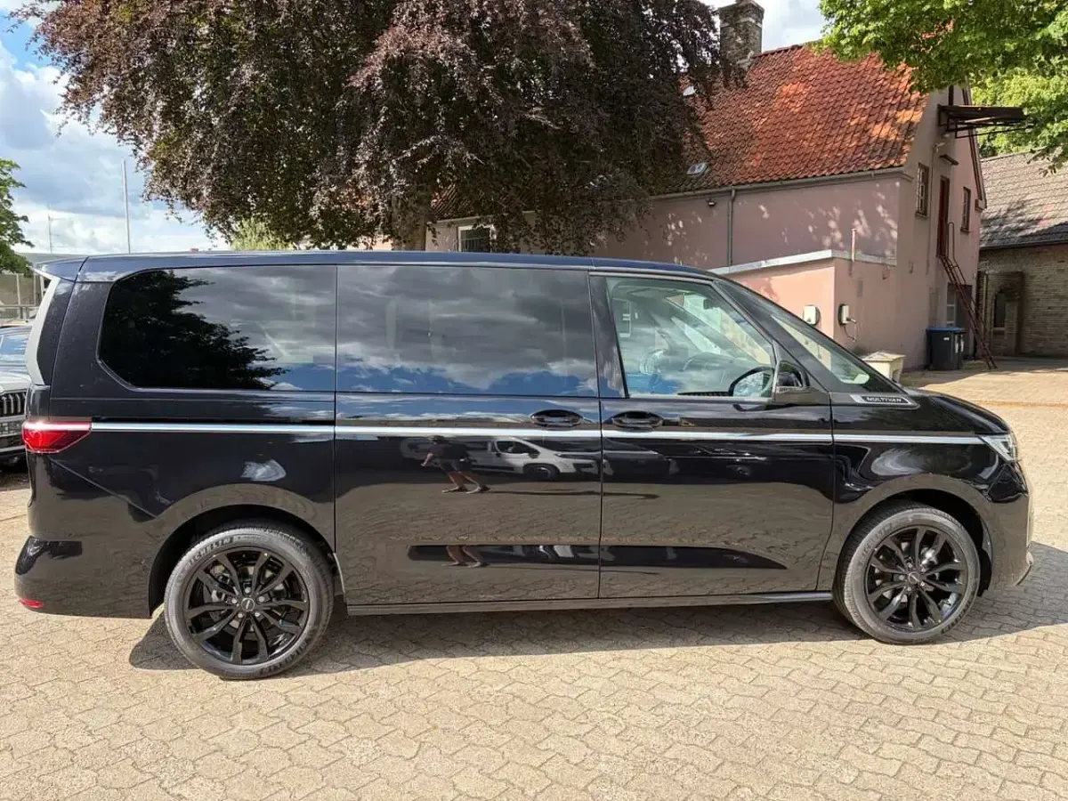 Neu VW Multivan Style 150 PS (110 kW) 2025 Deep black perleffekt Van / Kleinbus