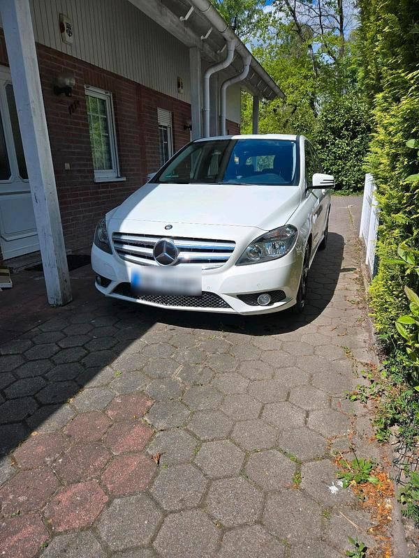 Weiß Gebraucht 2012 Mercedes B200 AMG Van / Kleinbus | 7.980 € (Fairer Preis) - Bild 1/4