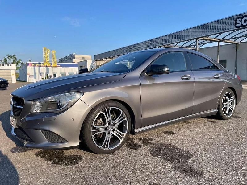 Grau Gebraucht 2015 Mercedes CLA180 Limousine | 17.310 € (Fairer Preis) - Bild 1/4