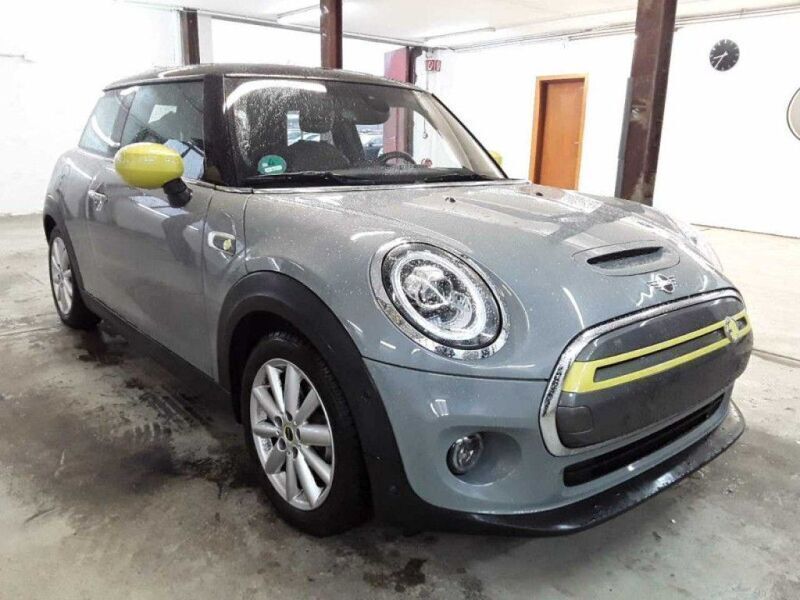 Grau moonwalk grey (metallic) (metallic) Gebraucht 2020 Mini Cooper Kleinwagen | 15.790 € (Superpreis) - Bild 1/4