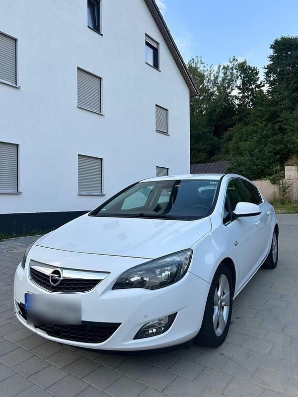 Weiß Gebraucht 2010 Opel Astra Limousine | 3.900 € - Bild 1/4