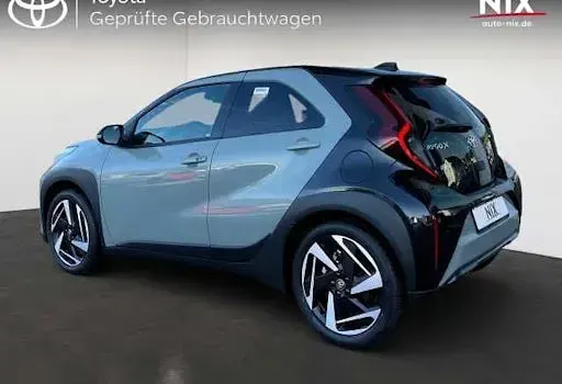 Neu Toyota Aygo X Lounge 116 PS (85 kW) 2026 Grün SUV
