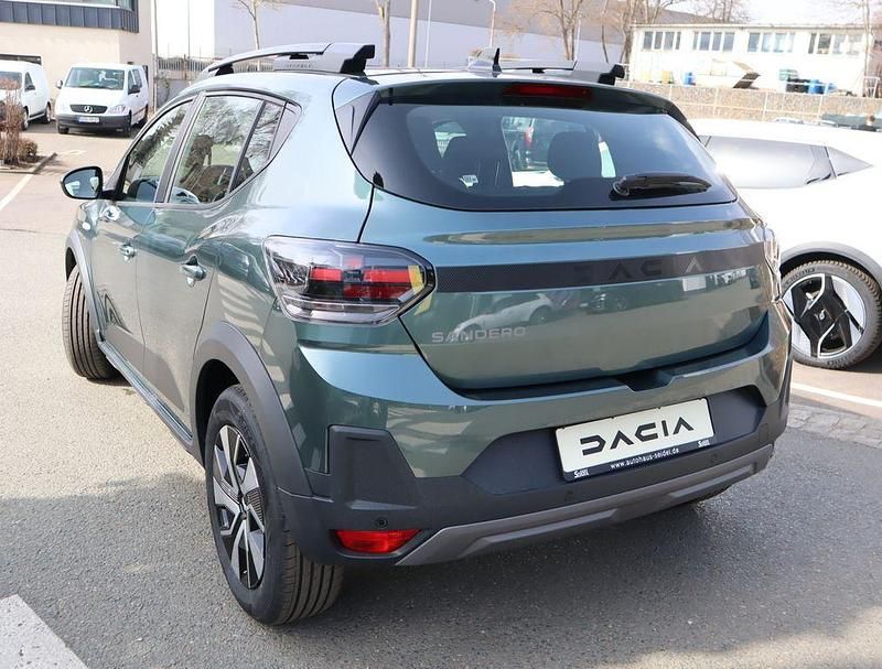 Neu Dacia Sandero Expression 122 PS (89 kW) 2026 Zederngrün Limousine