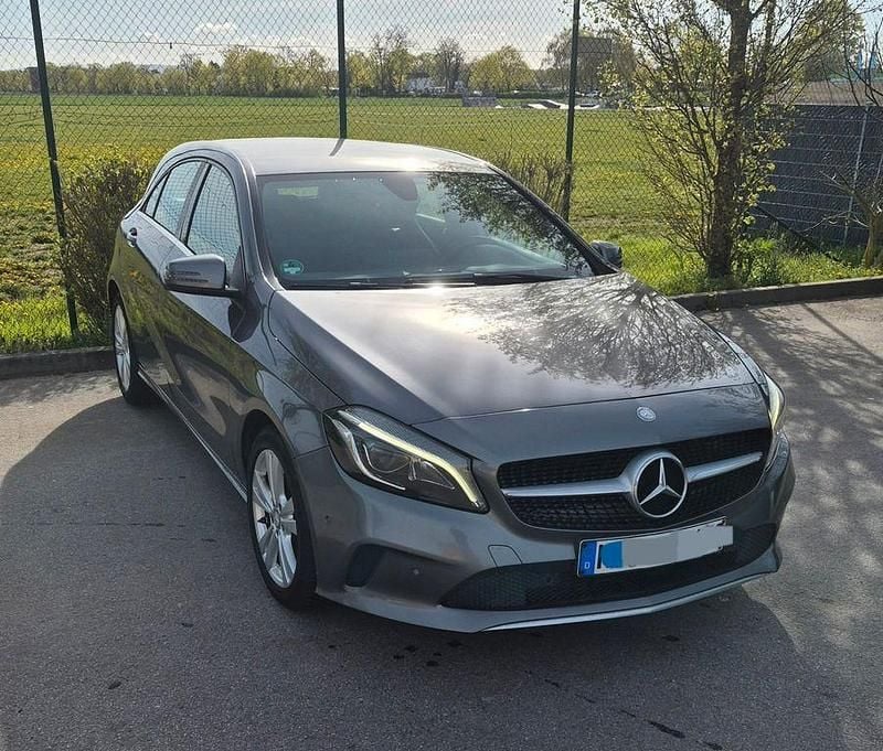 Gebraucht Mercedes A180 122 PS (89 kW) 2016 Silber Limousine