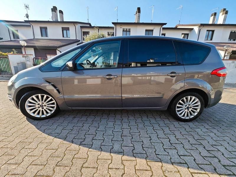Grau Gebraucht 2013 Ford S-MAX Titanium Van / Kleinbus | 7.500 € (Fairer Preis) - Bild 1/4