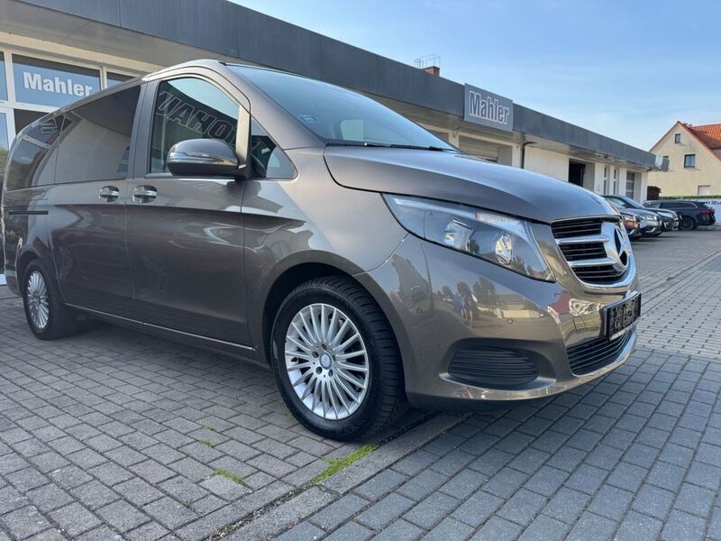 Grau Gebraucht 2017 Mercedes V250 Edition Van / Kleinbus | 35.500 € (Fairer Preis) - Bild 1/4