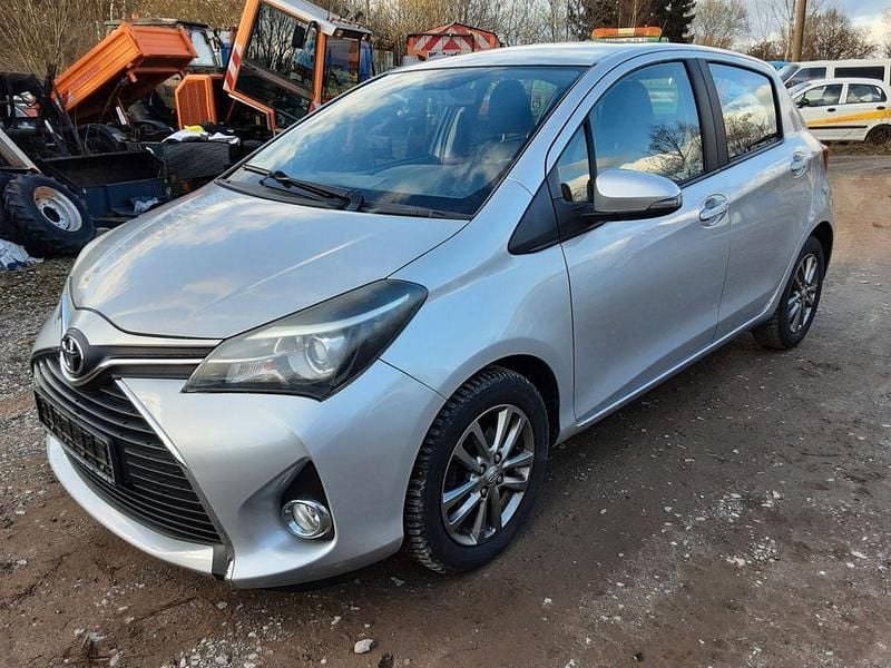 Gebraucht Toyota Yaris 99 PS (72 kW) 2015 Silber Kleinwagen