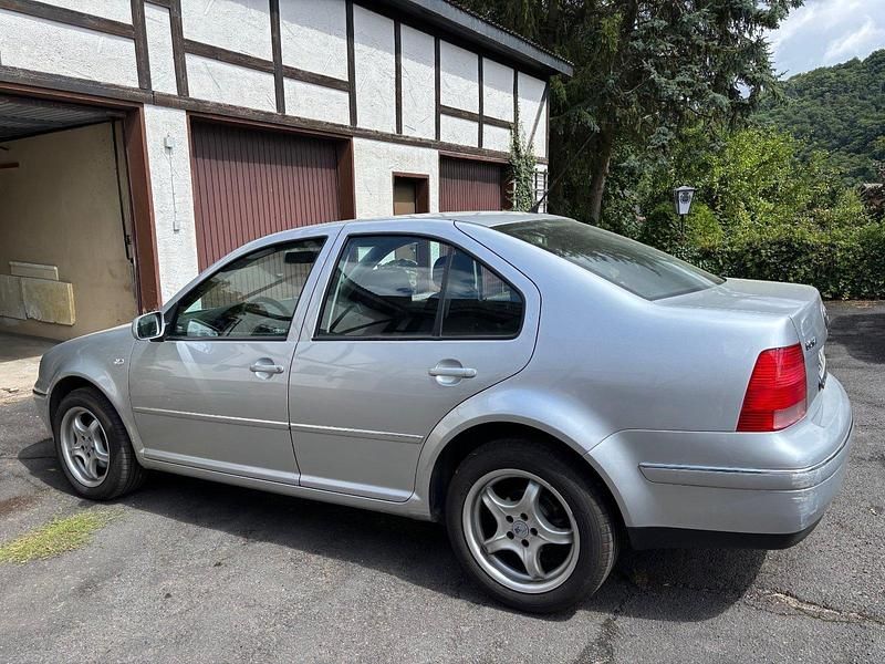 Silber Gebraucht 2003 VW Bora Limousine | 2.500 € (Etwas zu teuer) - Bild 1/4