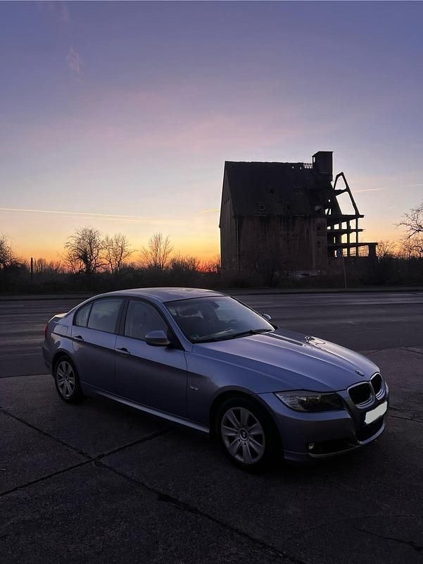 Blau Gebraucht 2009 BMW 318 Limousine | 5.850 € - Bild 1/4