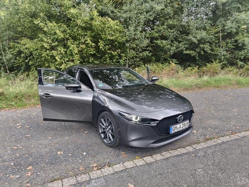 Grau Gebraucht 2019 Mazda 3 Limousine | 16.990 € - Bild 1/4