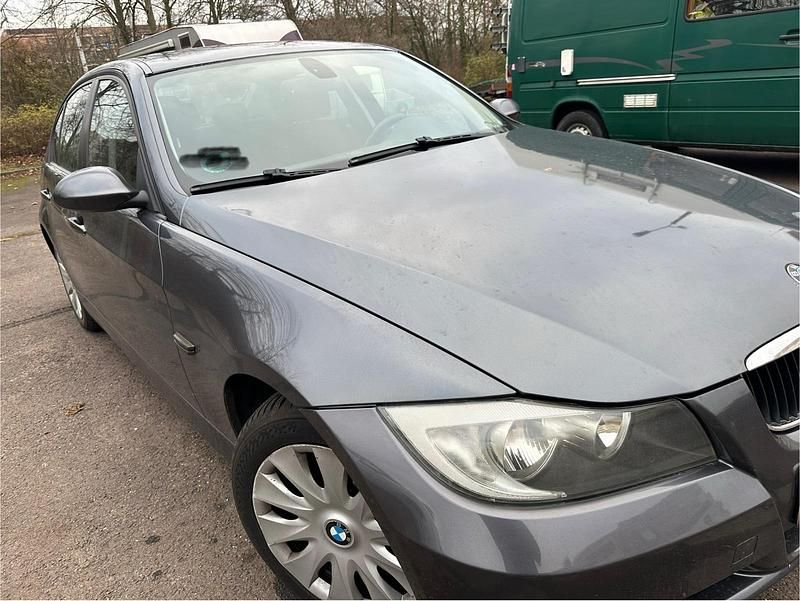 Grau Gebraucht 2006 BMW 318 Limousine | 2.580 € (Fairer Preis) - Bild 1/4