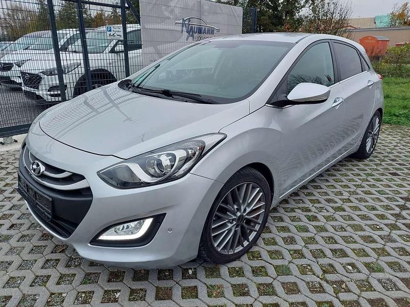 Grau Gebraucht 2012 Hyundai i30 Style Limousine | 10.790 € (Teuer) - Bild 1/4