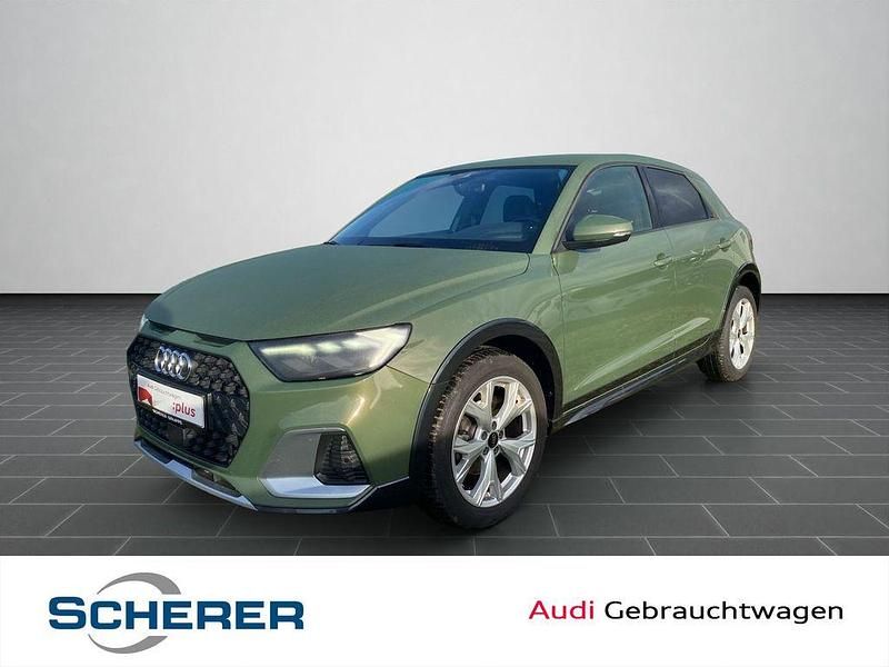 Distriktgrün metallic Gebraucht 2023 Audi A1 Basis Limousine | 22.990 € (Guter Preis) - Bild 1/4