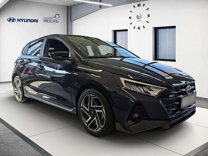 Grau Neu 2025 Hyundai i20 N Line Limousine | 27.500 € (Teuer) - Bild 1/4