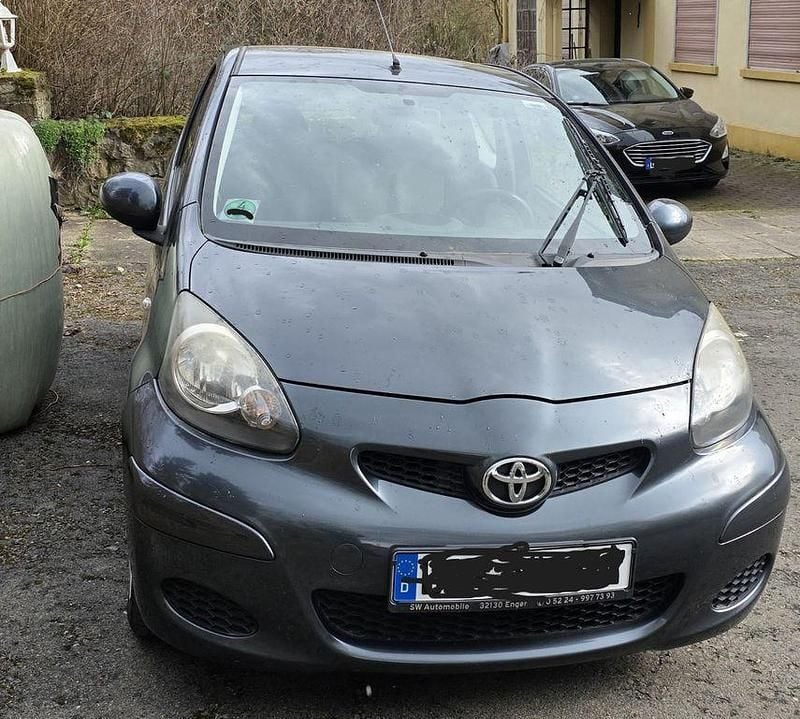 Gebraucht Toyota Aygo 68 PS (50 kW) 2010 Grau Kleinwagen