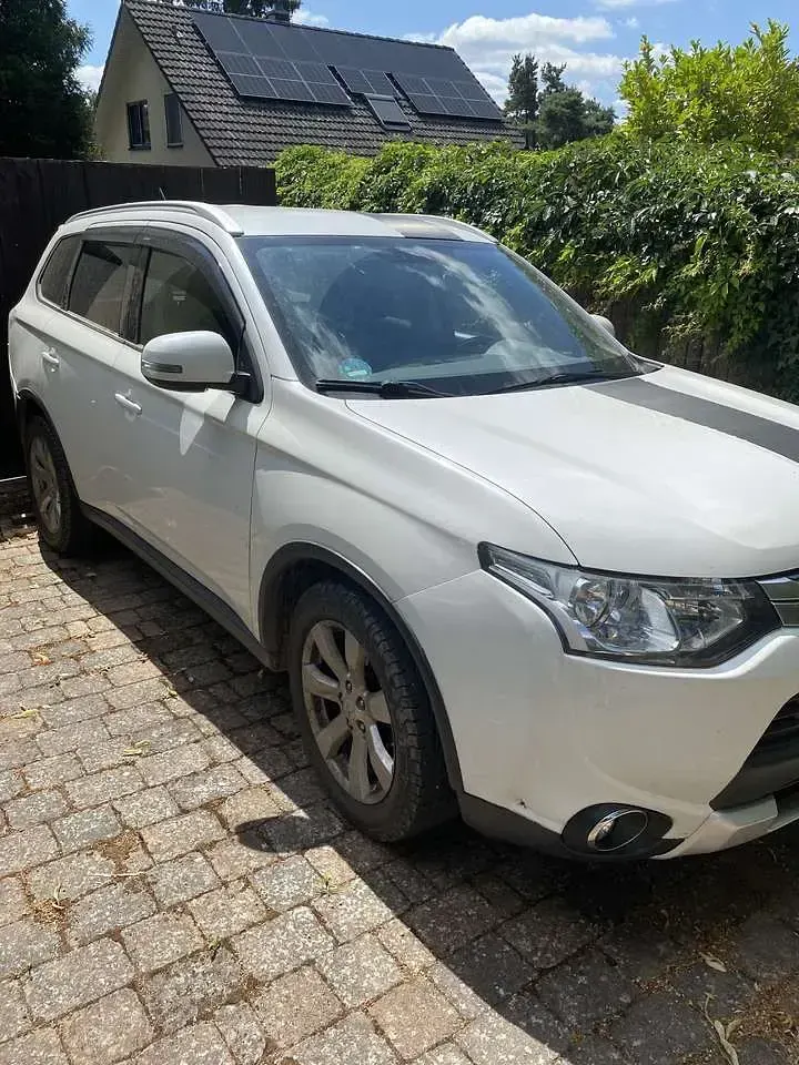 Gebraucht Mitsubishi Outlander Classic Collection Plus 150 PS (110 kW) 2015 Weiß SUV
