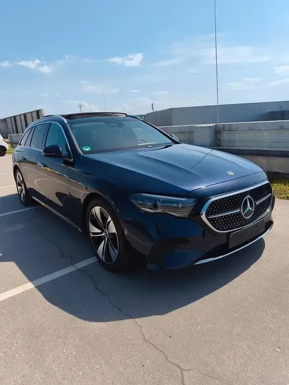 Gebraucht Mercedes E300 313 PS (230 kW) 2024 Blau Limousine