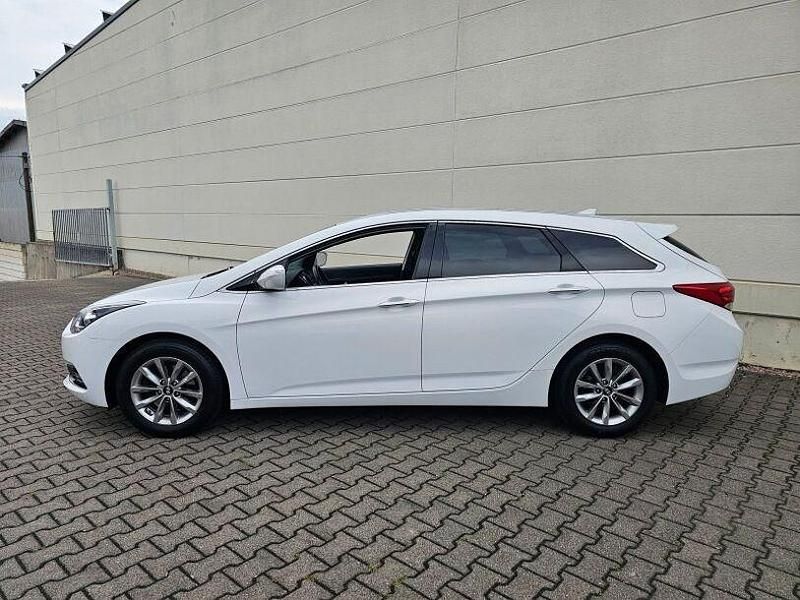 Gebraucht Hyundai i40 Trend 141 PS (103 kW) 2016 Creamy white / sol Kombi