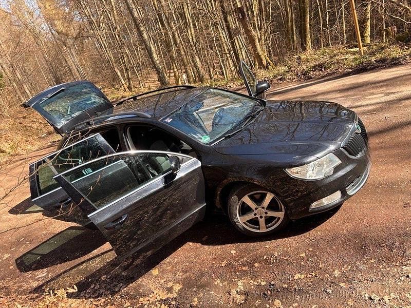 Gebraucht Skoda Superb Elegance 140 PS (102 kW) 2012 Schwarz Kombi