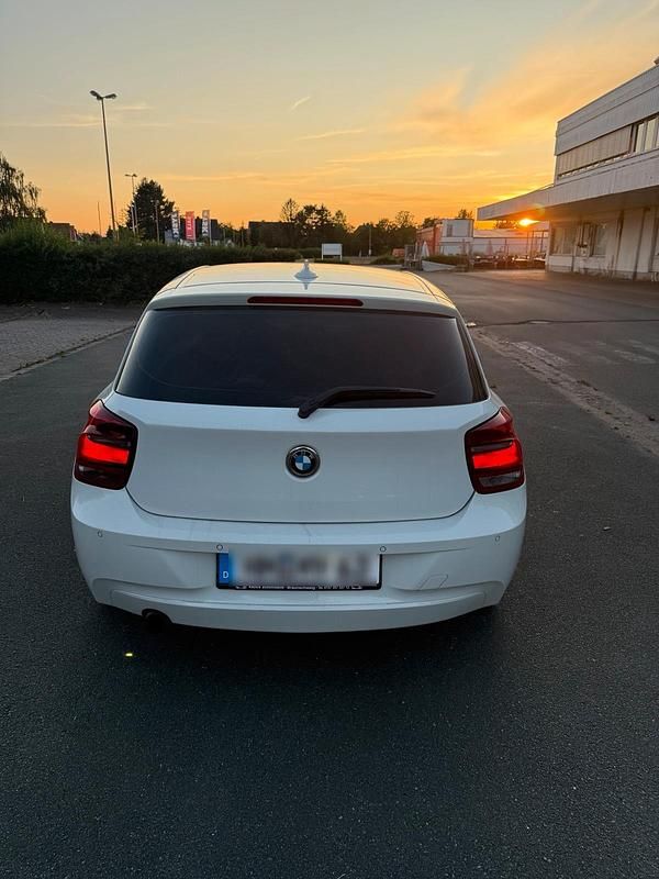 Weiß Gebraucht 2012 BMW 116 Kleinwagen | 4.900 € (Fairer Preis) - Bild 1/4