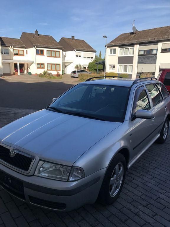 Silber Gebraucht 2001 Skoda Octavia Celebration Kombi | 1.699 € (Fairer Preis) - Bild 1/4