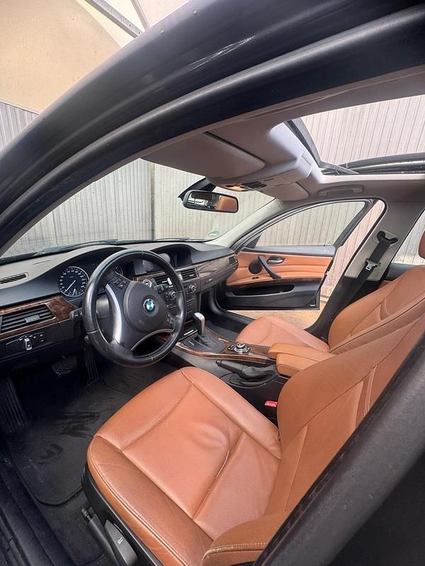 Schwarz Gebraucht 2013 BMW 318 Kombi | 5.400 € (Superpreis) - Bild 1/4