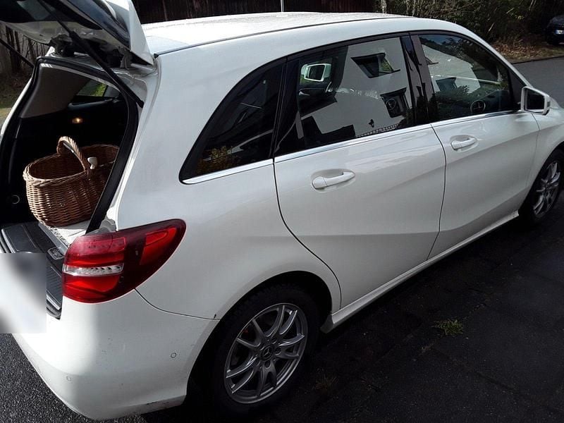 Gebraucht Mercedes B180 122 PS (89 kW) 2018 Weiß Van / Kleinbus