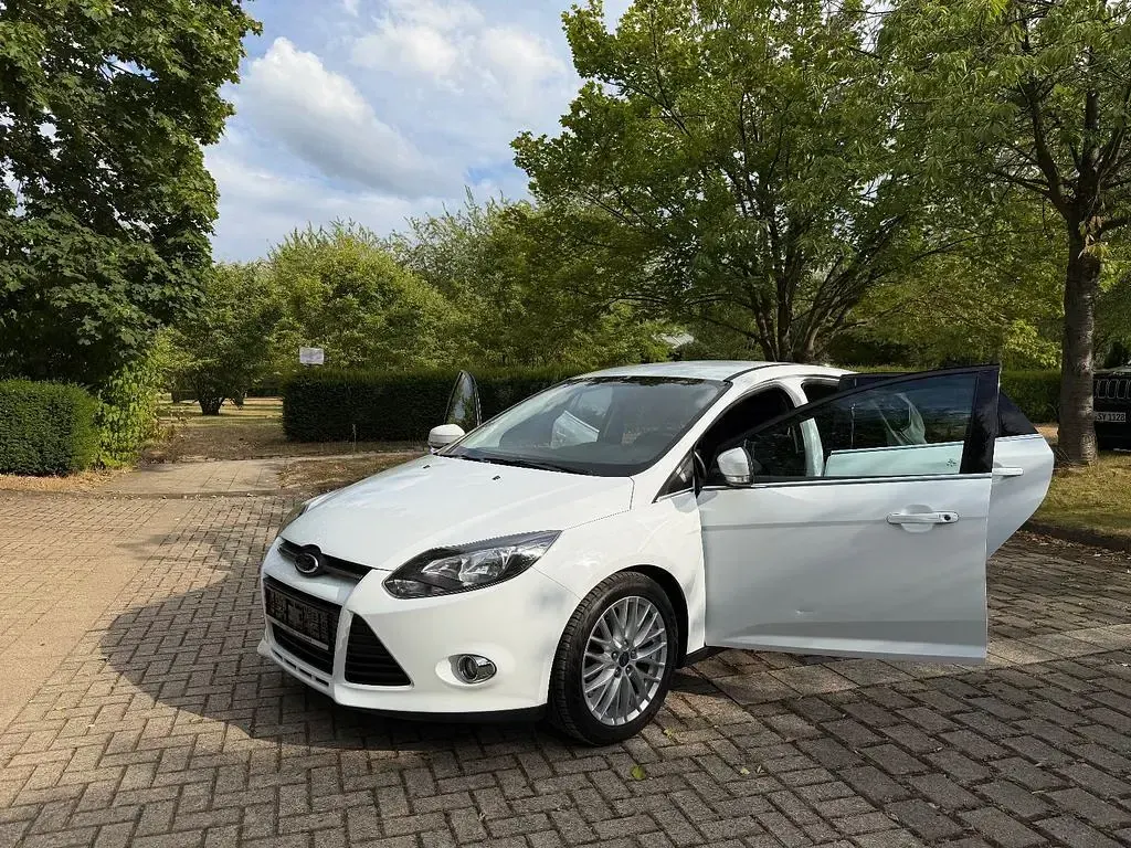 Gebraucht Ford Focus Titanium 125 PS (91 kW) 2014 Weiß Limousine