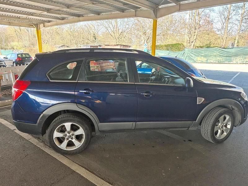 Blau Gebraucht 2010 Chevrolet Captiva SUV | 1.950 € (Superpreis) - Bild 1/4