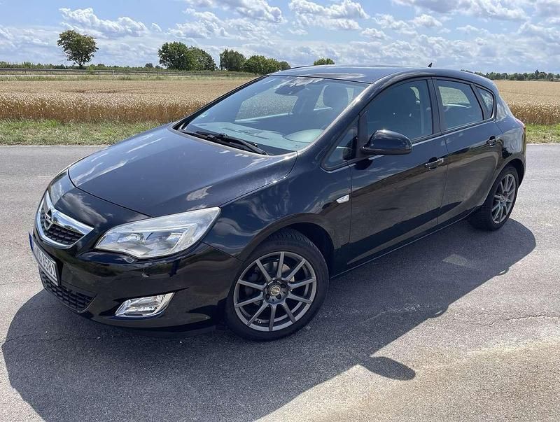 Schwarz Gebraucht 2011 Opel Astra Edition Kleinwagen | 3.200 € (Fairer Preis) - Bild 1/4