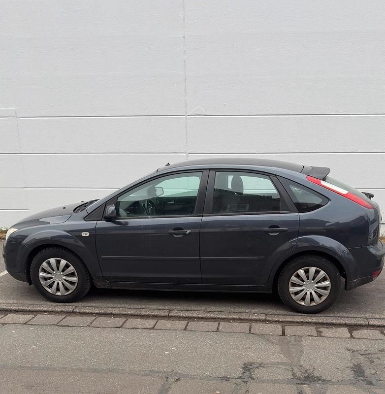 Blau Gebraucht 2007 Ford Focus Limousine | 1.250 € (Fairer Preis) - Bild 1/4