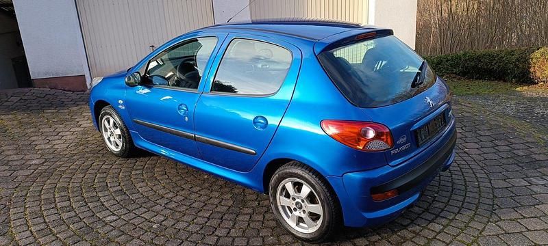 Gebraucht Peugeot 206+ 73 PS (53 kW) 2011 Blau Kleinwagen