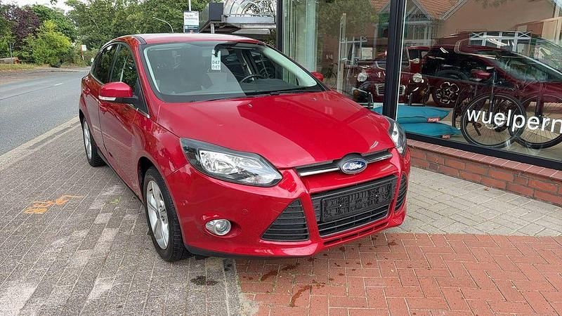 Gebraucht Ford Focus Champions Edition 101 PS (74 kW) 2012 Rot Limousine
