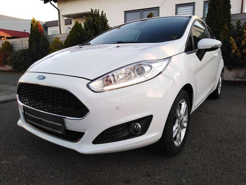 Frostweiß Gebraucht 2017 Ford Fiesta Celebration Kleinwagen | 5.799 € (Fairer Preis) - Bild 1/4