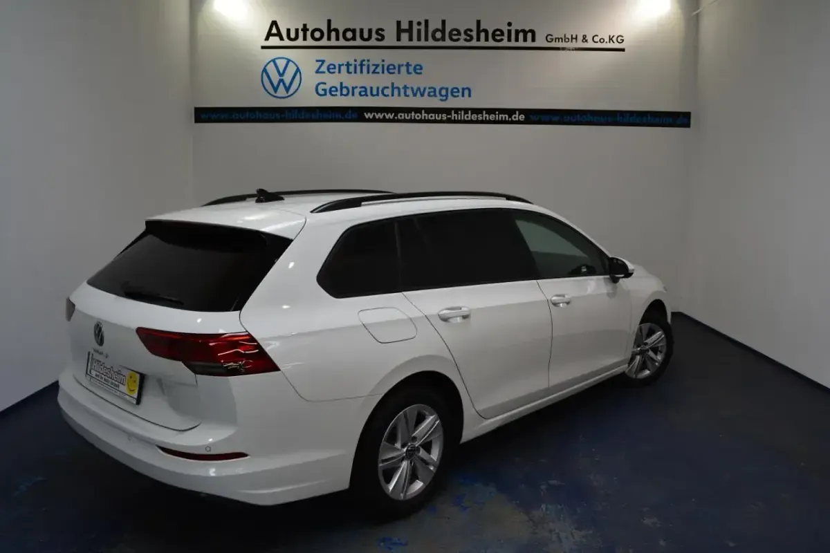 Gebraucht VW Golf VIII Life 150 PS (110 kW) 2024 Weiß Kombi