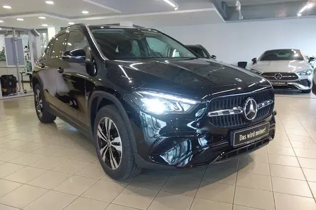 Gebraucht Mercedes GLA180 Progressive 136 PS (100 kW) 2024 Lack kosmosschwarz SUV