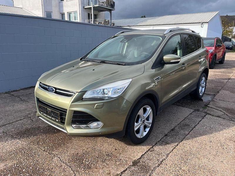 Grün Gebraucht 2013 Ford Kuga Titanium SUV | 6.390 € (Etwas zu teuer) - Bild 1/4