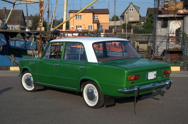Gebraucht Lada 2110 60 PS (44 kW) 1973 Grün Limousine