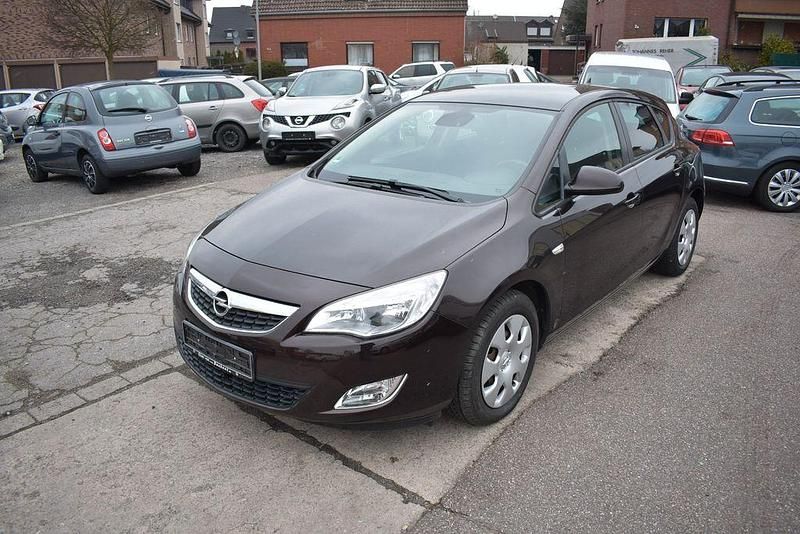 Gebraucht Opel Astra Design Edition 116 PS (85 kW) 2011 Braun Limousine