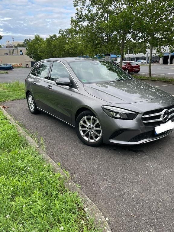 Grau Gebraucht 2019 Mercedes B180 Progressive Van / Kleinbus | 22.500 € (Guter Preis) - Bild 1/4