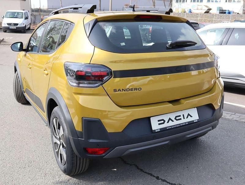 Neu Dacia Sandero Expression 122 PS (89 kW) 2026 Amber yellow Limousine