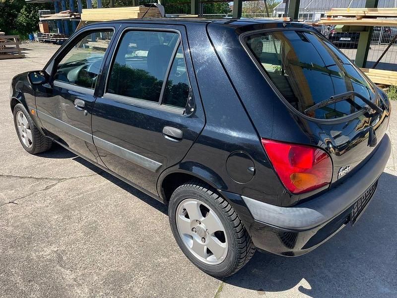 Usata Ford Fiesta 60 CV (44 kW) 2001 Nero Utilitaria