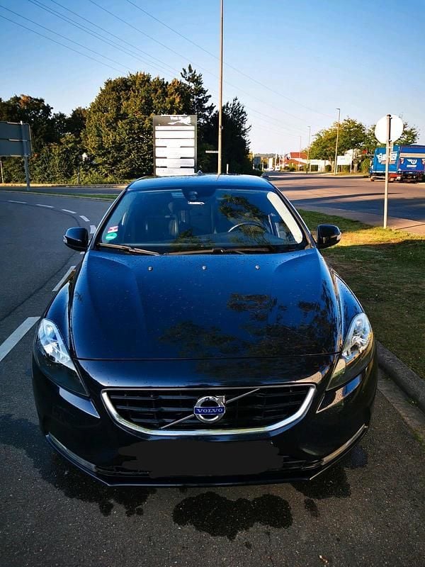 Blau Gebraucht 2025 Volvo V40 Kinetic Kombi | 5.000 € - Bild 1/4