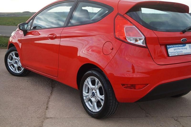 Gebraucht Ford Fiesta 82 PS (60 kW) 2013 Rot Kleinwagen